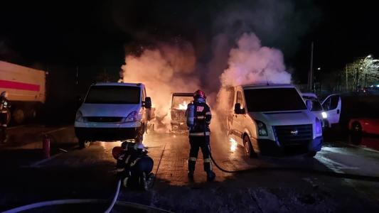 UPDATE - Puternic incendiu în curtea unei firme din muncipiul Sibiu unde ard mai multe maşini / De la ce a pornit focul  – FOTO