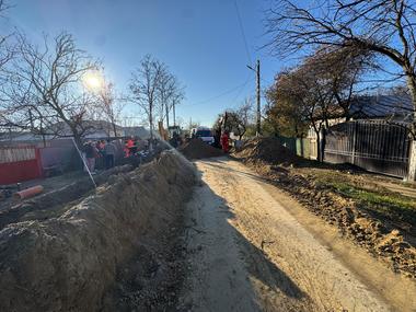 UPDATE - Brăila: Două persoane, prinse sub un mal de pământ, în timp ce lucrau la reţeaua de apă-canal/ Victimele au fost scoase, una dintre ele fiind declarată decedată/ Cealaltă persoană, inconştientă, dusă la UPU