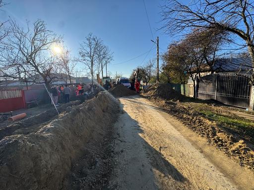 UPDATE - Brăila: Două persoane, prinse sub un mal de pământ, în timp ce lucrau la reţeaua de apă-canal/ Victimele au fost scoase, una dintre ele fiind declarată decedată/ Cealaltă persoană, inconştientă, dusă la UPU
