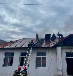 Argeş: Incendiu în clădirea unei foste şcoli, unde a funcţionat o secţie de votare/ ISU: În interior nu se mai aflau materiale electorale