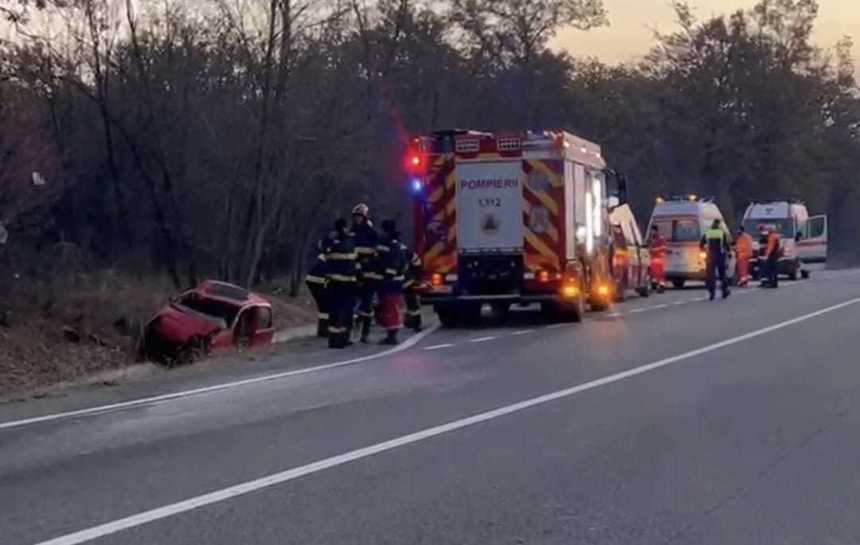 Dolj: Un băiat de 14 ani a murit după ce maşina în care se afla s-a răsturnat într-un şanţ de colectare a apelor pluviale - FOTO
