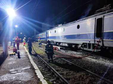 UPDATE - CFR SA - Circulaţie feroviară întreruptă aproape 4 ore din cauza unei degajări de fum la locomotiva unui tren Arad - Bucureşti Nord.  Trei trenuri de călători au întârzieri între 240 de minute şi 66 de minute / 300 de persoane, evacuate - FOTO