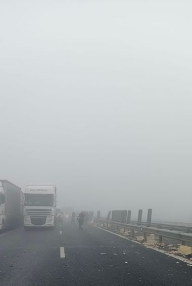 UPDATE - Arad: Accident în care au fost implicate un TIR şi cinci autoturisme, pe A1, în apropiere de Nădlac/ Două persoane au fost rănite, una fiind transportată la spital/ Traficul a fost îngreunat circa o oră - FOTO