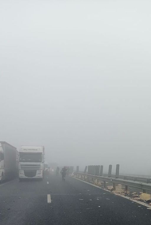 UPDATE - Arad: Accident în care au fost implicate un TIR şi cinci autoturisme, pe A1, în apropiere de Nădlac/ Două persoane au fost rănite, una fiind transportată la spital/ Traficul a fost îngreunat circa o oră - FOTO