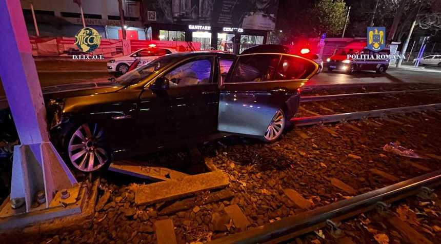 Bucureşti: Două persoane, reţinute după ce au fost prinse când transportau heroină şi cocaină/ Cei doi suspecţi, urmăriţi în trafic de poliţiştii rutieri, au intrat cu maşina într-un stâlp