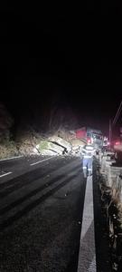 Vâlcea: Traficul pe Valea Oltului, în zona unde au căzut pietre de pe versanţi, a fost reluat - VIDEO

