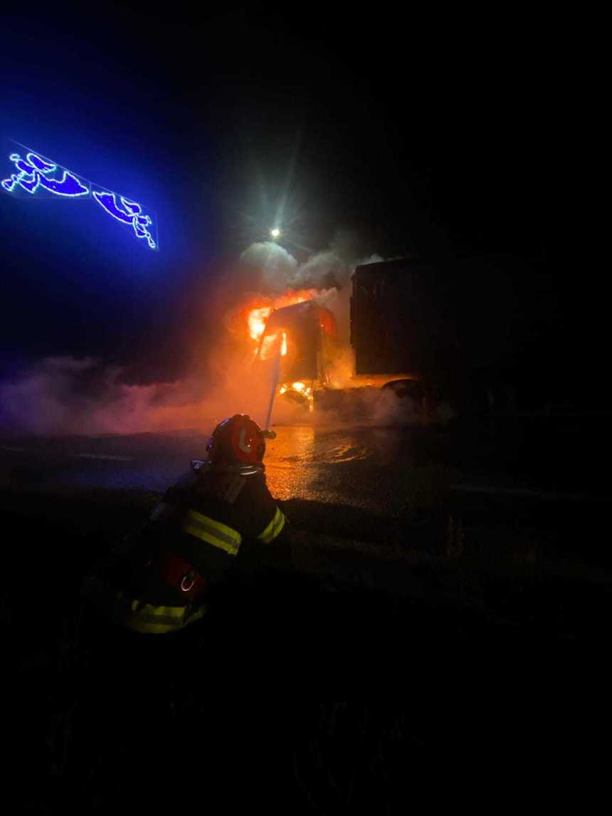 Un TIR a luat foc în judeţul Mehedinţi – Pompierii se luptă să stingă flăcările puternice -  FOTO / VIDEO

