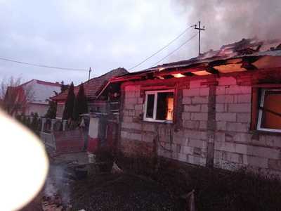 Mureş: Copil în stare gravă, după ce locuinţa în care se afla a fost cuprinsă de un incendiu/ Copilul, intoxicat, a fost scos din casă în stop cardiac şi trasnsportat la spital