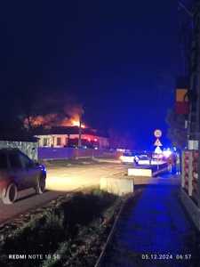 Botoşani - Incendiu la acoperişul şcolii din localitatea Cristeşti. Fochistul şcolii, transportat la spital - FOTO