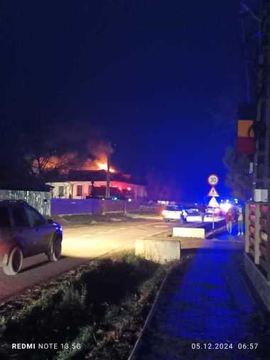 Botoşani - Incendiu la acoperişul şcolii din localitatea Cristeşti. Fochistul şcolii, transportat la spital - FOTO