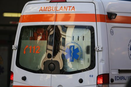 Constanţa: Ambulanţă privată în care se aflau patru persoane care urmau să ajungă la dializă, implicată într-un accident rutier / O femeie de 77 de ani a suferit traumatisme şi a fost dusă la spital 
