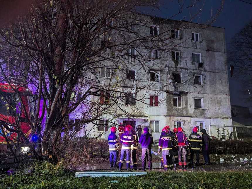 Explozie puternică într-un bloc de garsoniere din municipiul Bacău. Peste 40 de persoane au fost evacuate. Se fac verificări pentru a se stabili cauza deflagraţiei - FOTO
