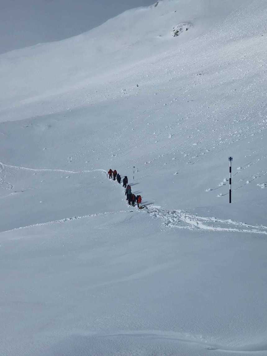 Grup de turişti, ajutat de către salvamontişti să parcurgă traseul de la o cabană la telecabina Babele. Sfaturile salvatorilor montani - FOTO, VIDEO
