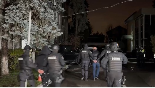  Horaţiu Potra, fost luptător în Legiunea Străină, oprit în trafic pe raza judeţului Prahova, având în maşină un pistol, un dispozitiv de împrăştiere gaze lacrimogene, arme albe, scos încătuşat din sediul IPJ Prahova - FOTO
