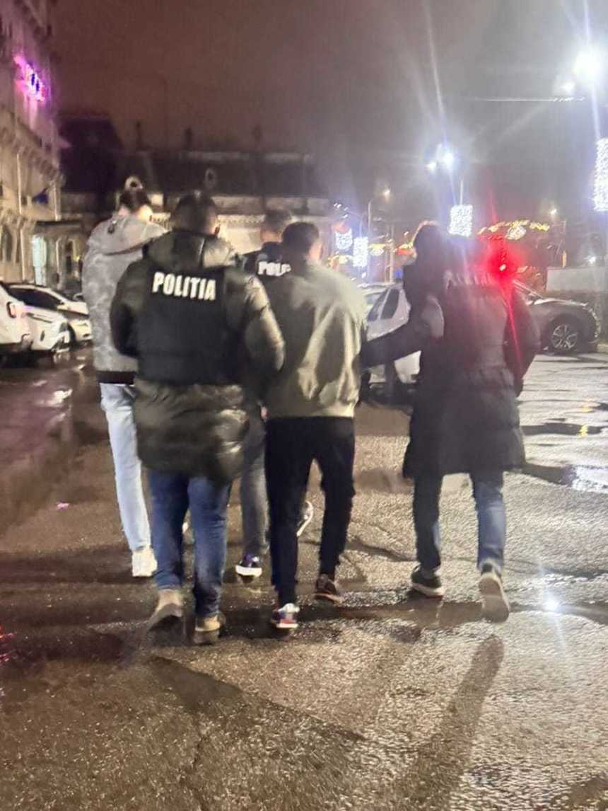 Scandal pe o stradă din Botoşani – Patru tineri au fost reţinuţi, după ce au agresat un bărbat

