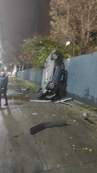 Maşină căzută de la etajul al doilea al parcării de la Mega Mall Bucureşti / Un tânăr de 20 de ani, fără permis, a fost rănit  - FOTO