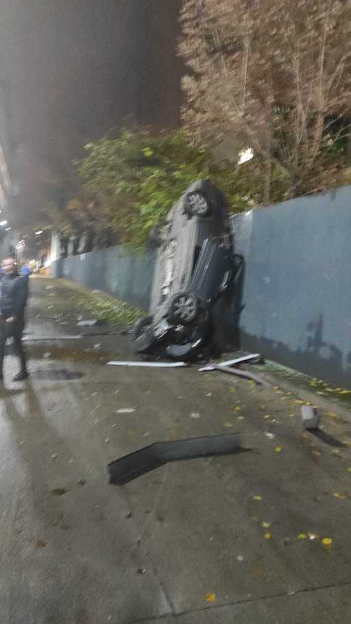 Maşină căzută de la etajul al doilea al parcării de la Mega Mall Bucureşti / Un tânăr de 20 de ani, fără permis, a fost rănit  - FOTO