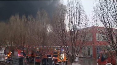UPDATE - Incendiu puternic la un depozit de materiale de construcţii din Craiova / Mai multe echipaje de pompieri intervin / A fost emis mesaj Ro-Alert / Traficul rutier în zona incendiului este blocat  - FOTO

