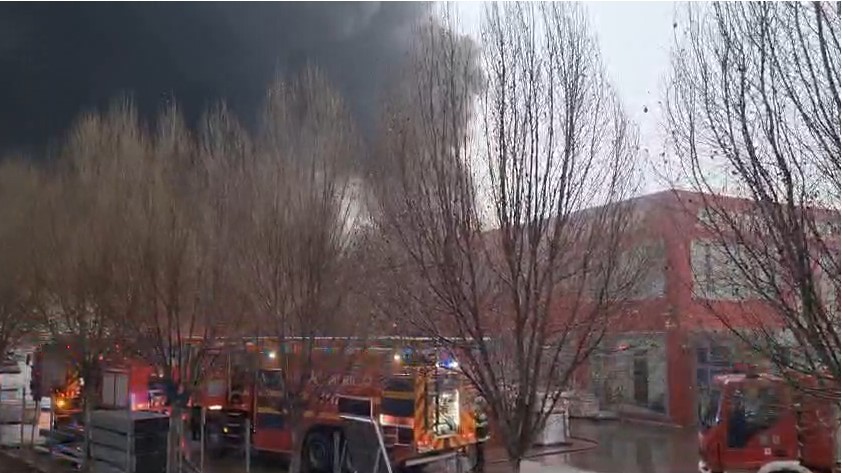 UPDATE - Incendiu puternic la un depozit de materiale de construcţii din Craiova / Mai multe echipaje de pompieri intervin / A fost emis mesaj Ro-Alert / Traficul rutier în zona incendiului este blocat  - FOTO
