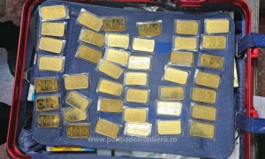Zeci de lingouri de aur, nedeclarate, găsite în bagajele unui bărbat, pe Aeroportul Timişoara/ Valoarea aurului depăşeşte un milion de lei
