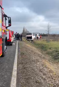 UPDATE - Autocar cu pasageri, implicat într-un accident rutier, în Timiş/ Şoferului i s-ar fi făcut rău în timpul mersului, el fiind declarat decedat/ Alte patru persoane, rănite - VIDEO