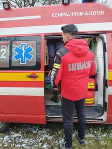 Accident forestier în judeţul Maramureş - Salvamontiştii au transportat până la echipajul SMURD un bărbat de 65 de ani rănit în zona greu accesibilă din Vişeu de Sus