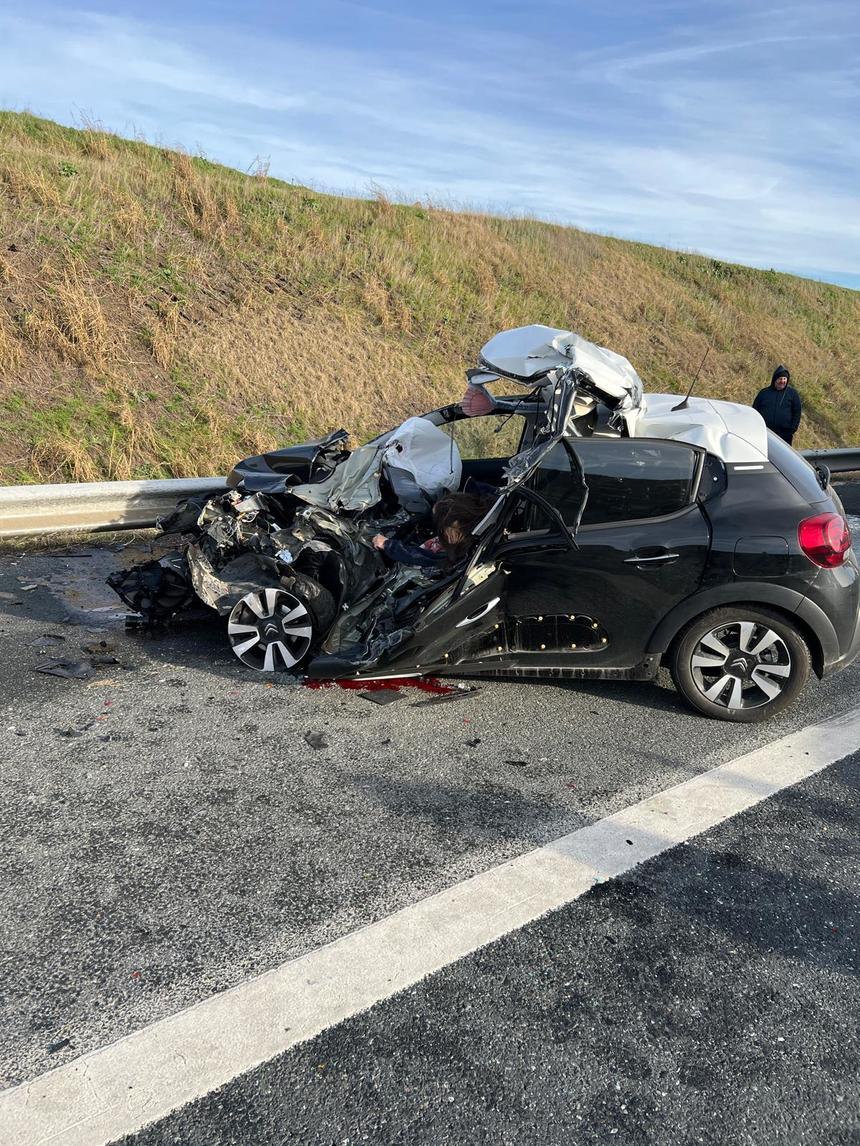 O femeie a murit într-un accident rutier pe  A2, după ce a intrat cu maşina într-o autoutilitară oprită, destinată lucrărilor pe autostradă - FOTO
