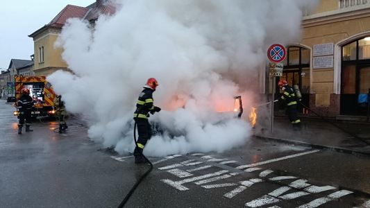 Maşină mistuită de flăcări, în faţa Gării din Oradea/ Pompierii au stins incendiul, evitând extinderea focului la alte autovehicule/ Nimeni nu a fost rănit