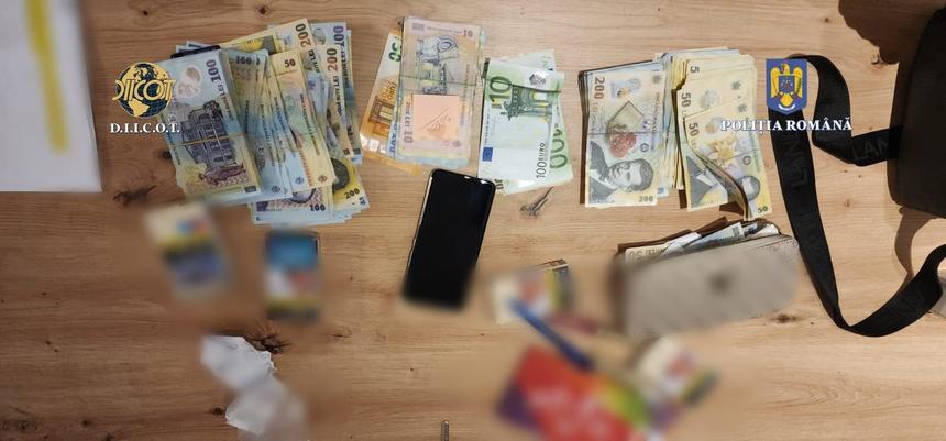 Şase presupuşi traficanţi de droguri au fost arestaţi/ Unul dintre ei ar fi încercat
să distrugă probe/ La percheziţii, s-au găsit peste 10.000 de comprimate Ecstasy, mai multe kilograme de droguri de risc şi mare risc şi o sumă imensă de bani FOTO