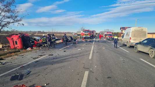 UPDATE - Accident cu două TIR-uri şi o maşină, pe DN 2, în judeţul Neamţ / Trei persoane, rănite / Un bărbat a fost încarcerat, altul fiind aruncat din vehicul la o distanţă de trei metri / Cum s-a produs accidentul