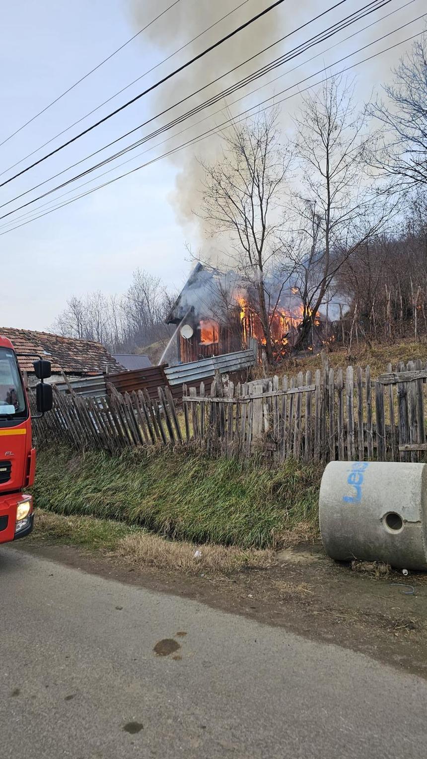 Incendiu la o cabană din lemn din judeţul Sibiu - FOTO

