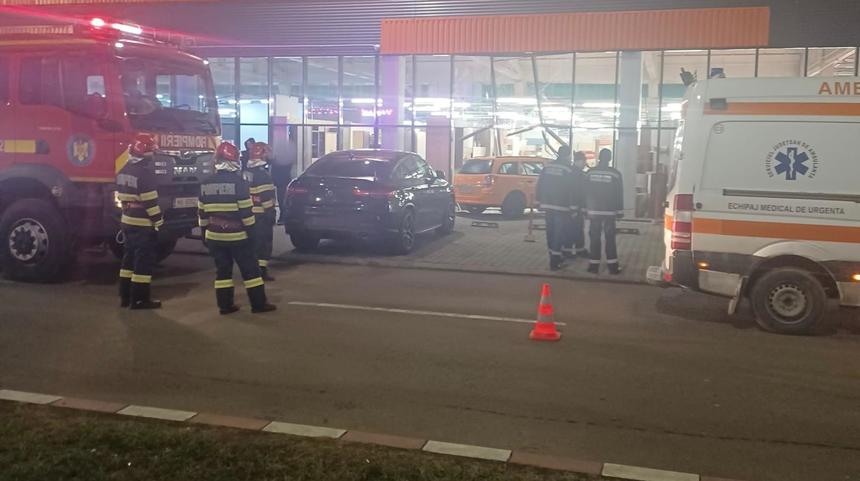 Autoturism, intrat în vitrina unui magazin din Suceava/ Şoferul a refuzat transportul la spital - FOTO