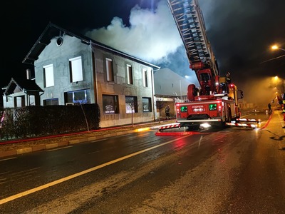 Hunedoara: Incendiu la o casă din Orăştie/ Un copil de 13 ani a reuşit să iasă singur din locuinţă, până la sosirea pompierilor