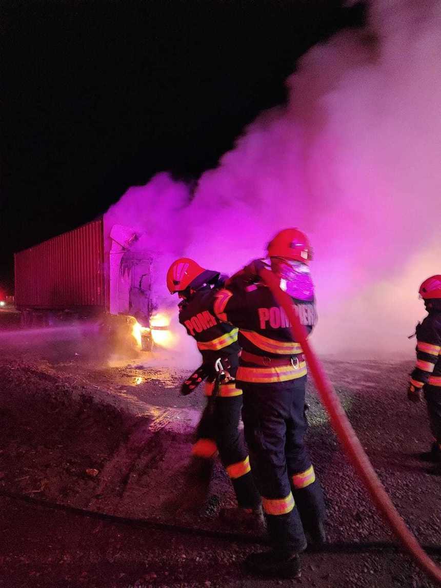 Incendiu la cabina unui TIR cu produse de panificaţie, în judeţul Tulcea / Şoferul a reuşit să iasă - FOTO

