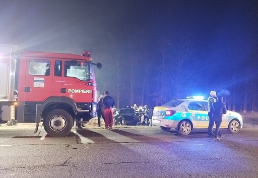 Gorj: Tânăr de 26 de ani, mort, după ce maşina pe care a conducea a fost lovită de o autoutilitară intrată pe contrasens. Alţi doi tineri aflaţi în maşină cu el au fost răniţi
