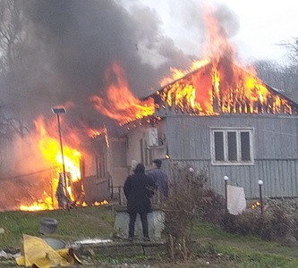 Puternic incendiu la o casă din judeţul Botoşani – O femeie şi fiul ei erau în casă când a izbucnit focul / Imobilul, distrus în totalitate – FOTO / VIDEO