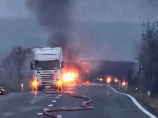  Dâmboviţa: Circulaţia rămâne oprită pe DN 72, în afara localităţii Săcuieni, în urma accidentului în care au fost implicate două cisterne, dintre care una cu GPL, şi un autoturism, iar cisterna cu GPL a luat foc -  FOTO, VIDEO