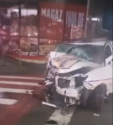 UPDATE - Maramureş: Autospecială de poliţie lovită de un alt autoturism, al cărui şofer a părăsit locul faptei. Trei agenţi de poliţie au fost transportaţi la spital 