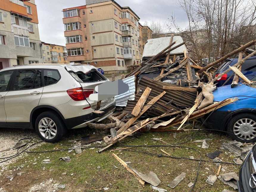 Argeş: Intervenţii ale pompierilor, după ce vântul a smuls acoperişuri şi a doborât copaci
