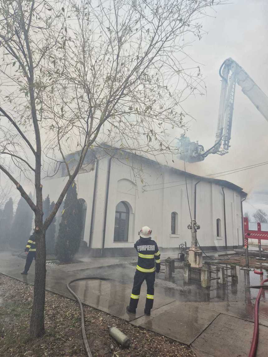 Acoperişul unei biserici din judeţul Argeş, distrus într-un incendiu. Focul a pornit de la un coş de fum necurăţat de funingine - FOTO
