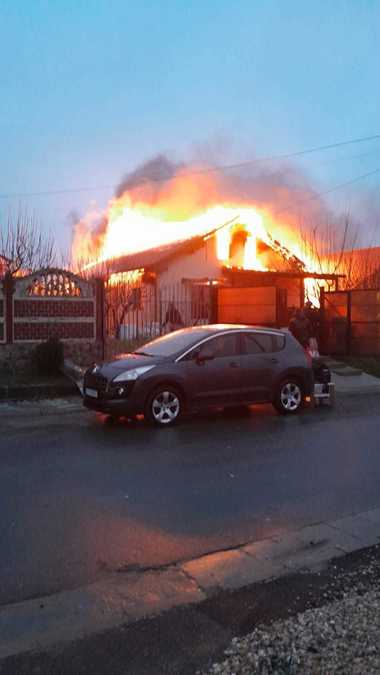 ISU Constanţa: Incendiu la o casă din localitatea Siminoc, din cauza unui coş de fum neizolat / Acoperişul a ars integral, nu s-au înregistrat victime