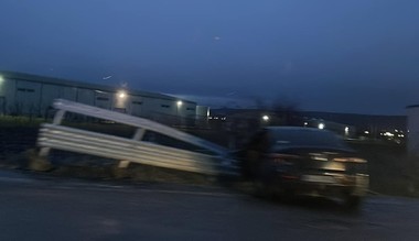 Argeş: Trei răniţi, între care un copil, după ce un autoturism a derapat şi a intrat într-un parapet metalic dintr-un sens giratoriu