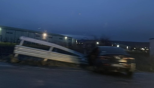 Argeş: Trei răniţi, între care un copil, după ce un autoturism a derapat şi a intrat într-un parapet metalic dintr-un sens giratoriu
