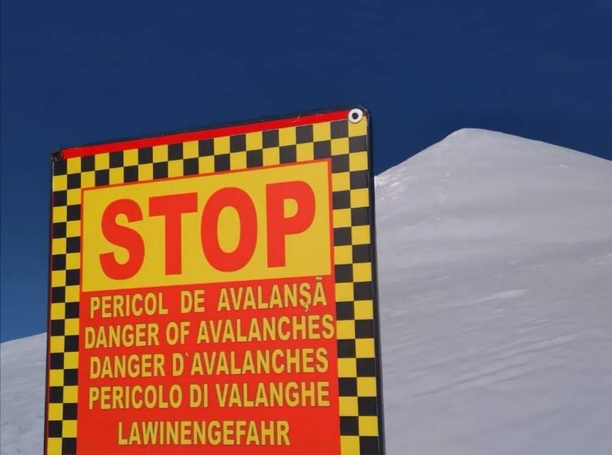 Risc ridicat de producere a avalanşlor în Munţii Bucegi şi Făgăraş, mai ales la altitudini de peste 1.800 de metri / Salvamontiştii recomandă evitarea traseelor alpine, în special a celor aflate la altitudini mari sau pe versanţii abrupţi