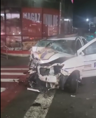 UPDATE - Maramureş: Tânărul care a lovit o maşină a Poliţiei, rănind trei agenţi, după care a fugit de la locul accidentului, refuză testele pentru alcool şi droguri / Impactul, surprins de camerele de supraveghere / A fost reţinut  - VIDEO