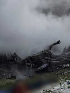 UPDATE - Accident grav pe DN 2, în judeţul Suceava. Un autoturism a luat foc după ce s-a izbit de o cisternă. Nu există supravieţuitori în autoturism. Victimele, un bărbat, o femeie şi un copil - VIDEO 
