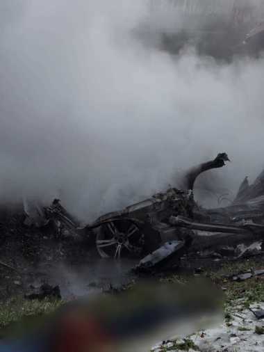 UPDATE - Accident grav pe DN 2, în judeţul Suceava. Un autoturism a luat foc după ce s-a izbit de o cisternă. Nu există supravieţuitori în autoturism. Victimele, un bărbat, o femeie şi un copil - VIDEO 
