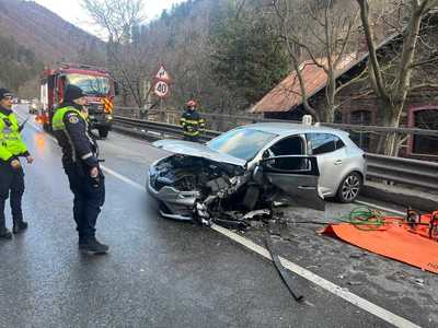 UPDATE - Prahova: DN 1, blocat în zona staţiunii Sinaia în urma unui accident în care sunt implicate 14 persoane, între care trei copii  / Cinci persoane au fost rănite şi au fost transportate la spital - FOTO 
