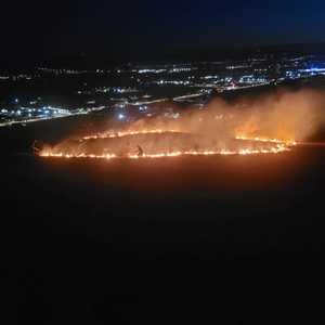 Incendiu de vegetaţie la ieşire din Alba Iulia spre Teiuş – A fost afectată o suprafaţă de 4 hectare

