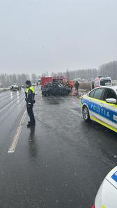 Vrancea: Un bărbat a murit şi alte patru persoane, dintre care două cadre medicale, rănite, într-un accident rutier în care a fost implicată şi o ambulanţă privată - FOTO
